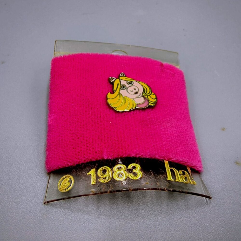 Muppets Miss Piggy Face Pinback Lapel Pin Enamel Metal Vintage 1983 ha!